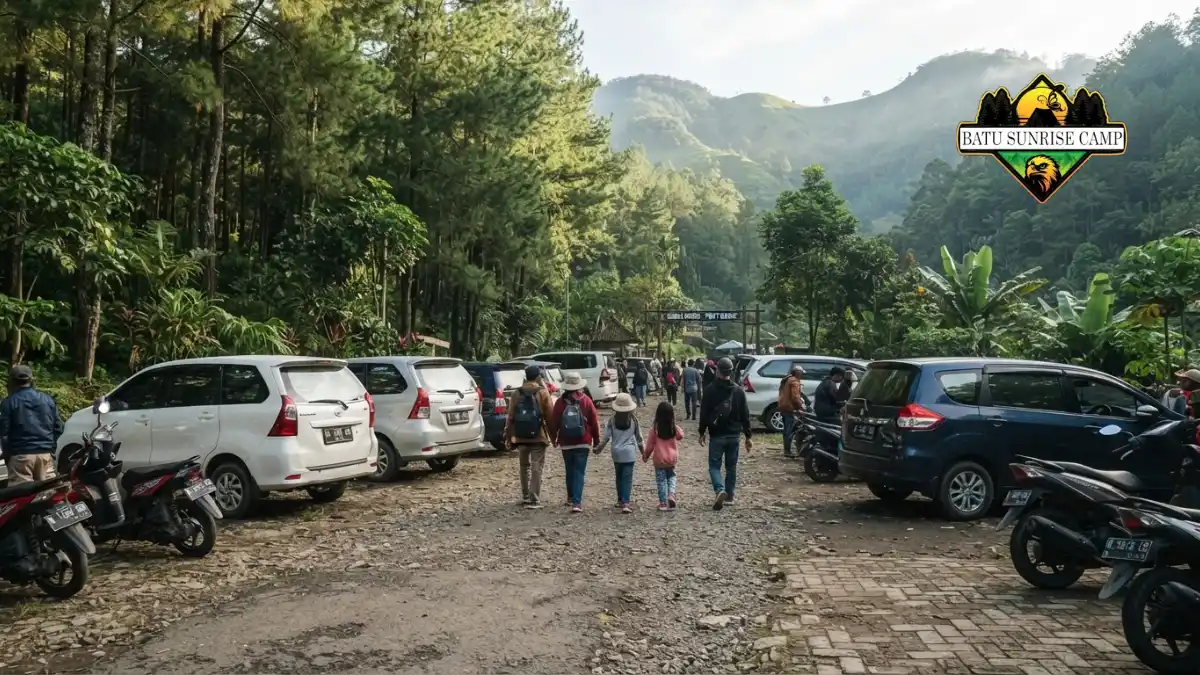Area parkir kendaraan di kawasan wisata Coban Rondo dengan deretan motor dan mobil pengunjung