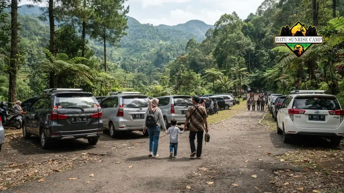 Area parkir mobil di kawasan wisata Coban Rondo Pujon Malang dengan deretan kendaraan rapi di bawah pepohonan