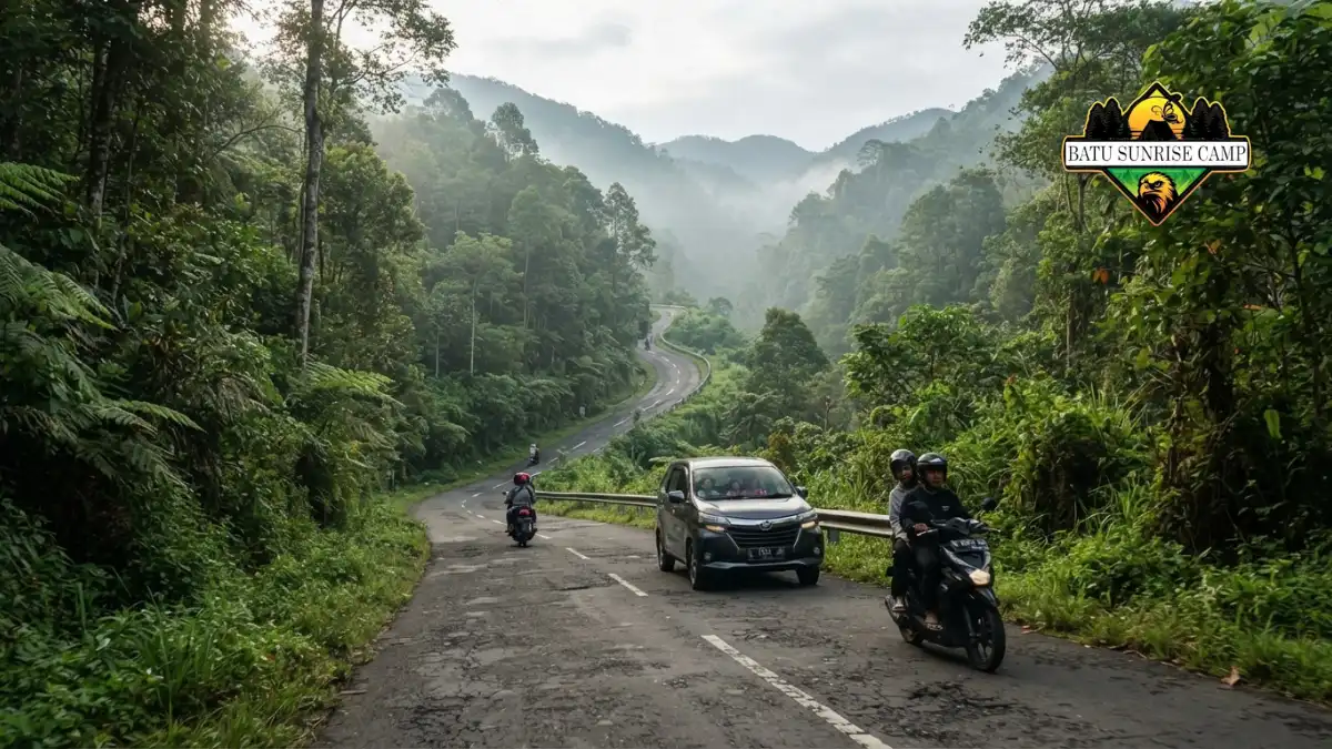 Jalan beraspal menanjak dan berkelok menuju kawasan wisata Coban Rondo di Pujon, Kabupaten Malang