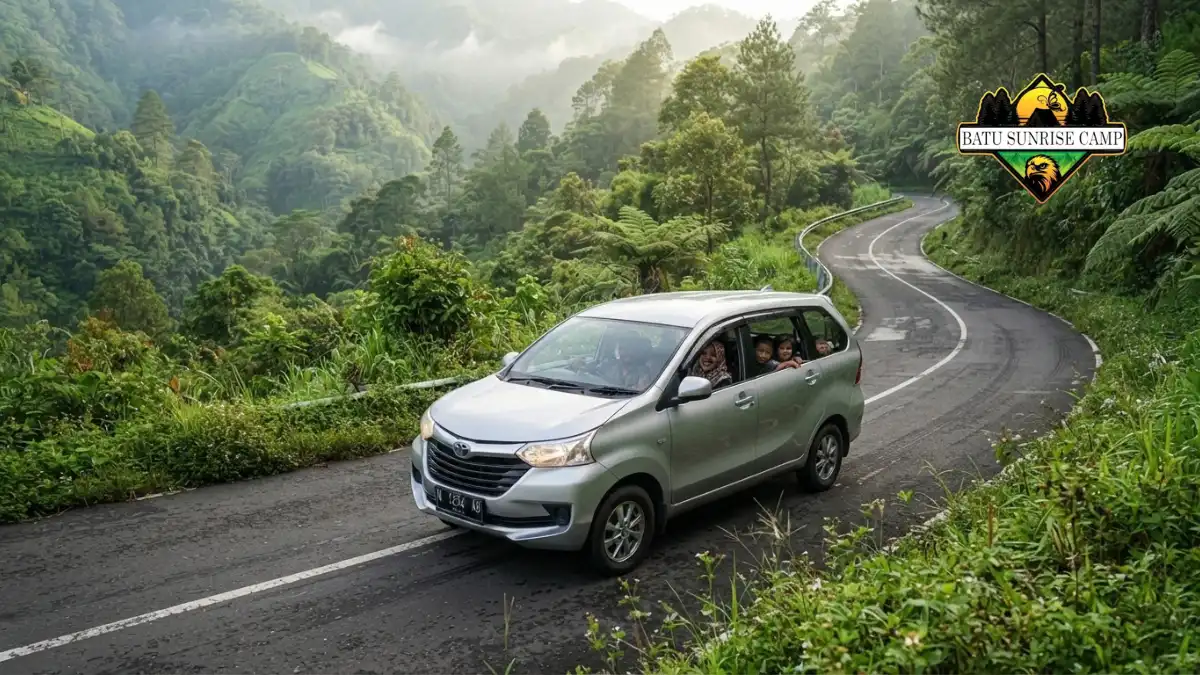 Mobil keluarga melaju di jalan menanjak menuju kawasan wisata Coban Rondo di Pujon, Malang