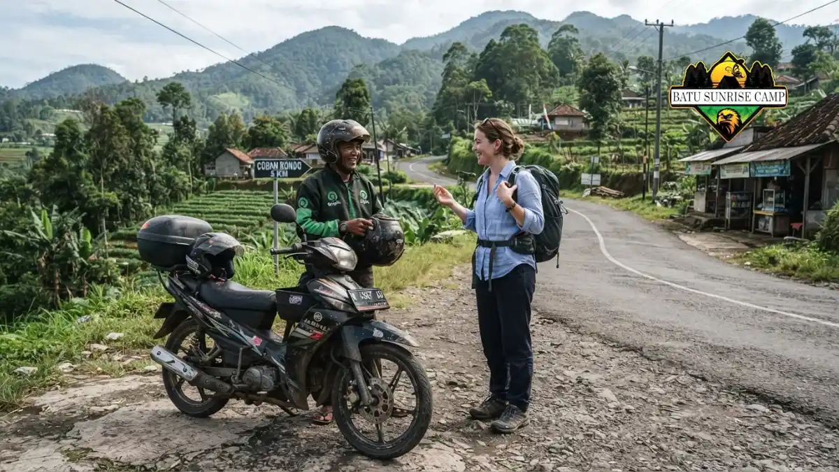 Ojek lokal mengantar wisatawan melewati jalan desa menuju gerbang kawasan wisata Coban Rondo di Pujon