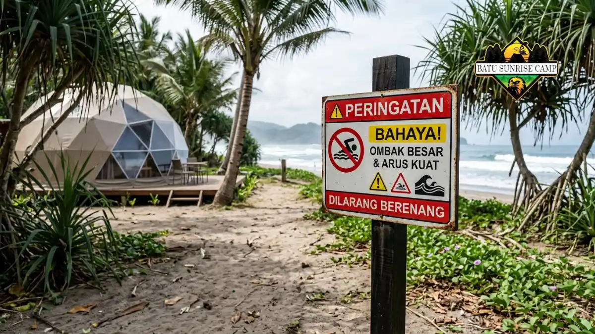 Papan peringatan keselamatan di tepi pantai bertuliskan aturan berenang dan informasi arus berbahaya bagi pengunjung