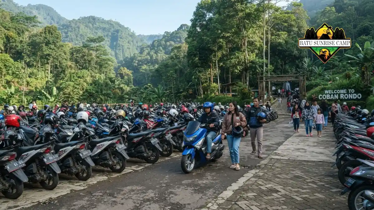 Deretan motor terparkir rapi di area parkir kawasan wisata Coban Rondo, menunjukkan tempat parkir tersedia untuk pengendara motor