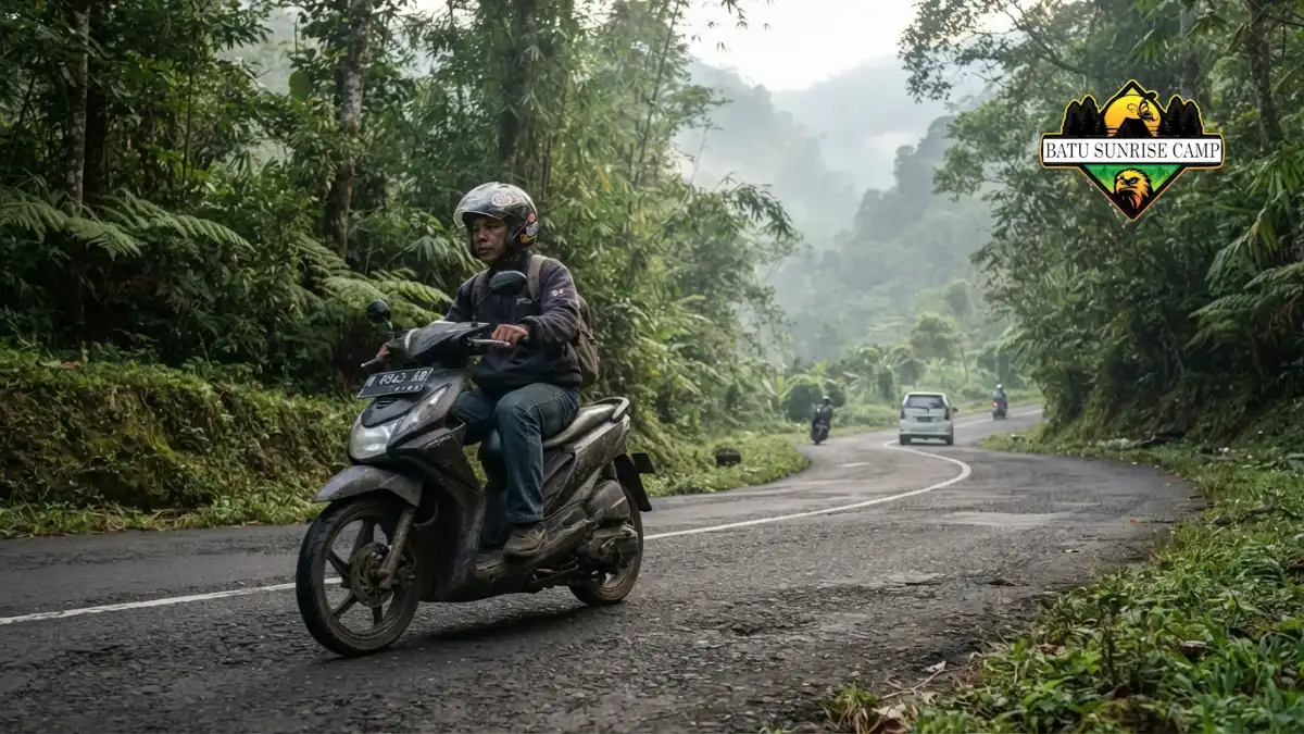 Pengendara motor melewati jalan menanjak dan berkelok menuju kawasan wisata Coban Rondo di Pujon
