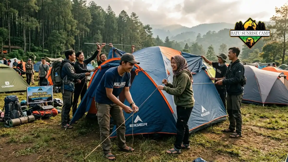 Rombongan camping di area terbuka Coban Rondo