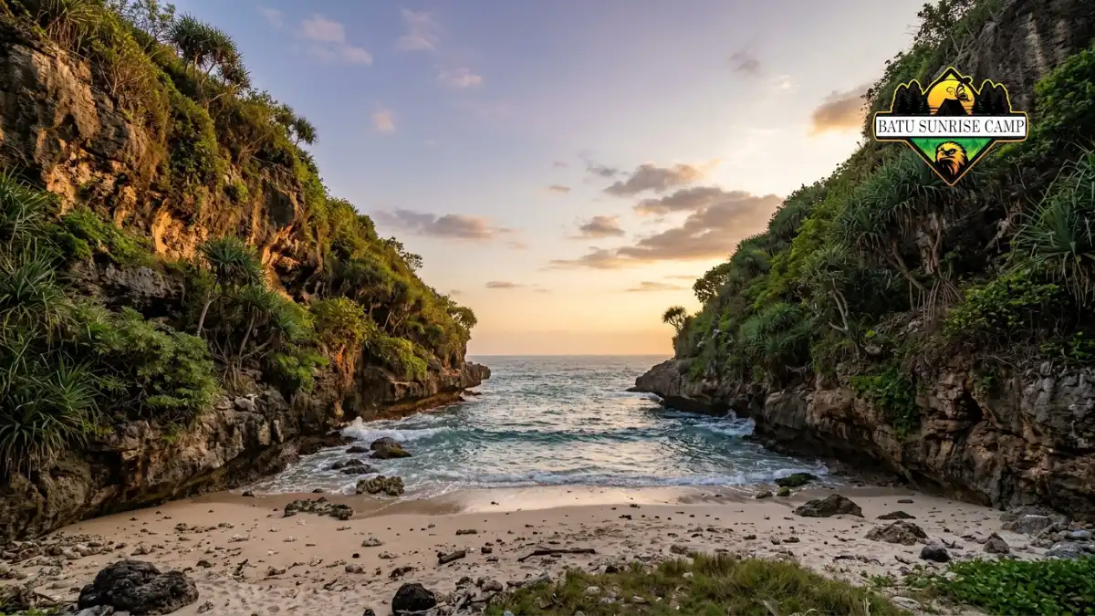 Teluk kecil Pantai Wohkudu di Gunungkidul dengan air tenang dan tebing karang mengelilingi area camping yang teduh
